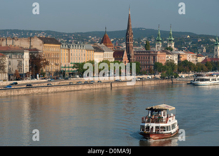 Dawn-Blick auf die Donau in Budapest Buda reformierte Kirche (Mitte) und St.-Annen Kirche (rechts) zeigen. Stockfoto