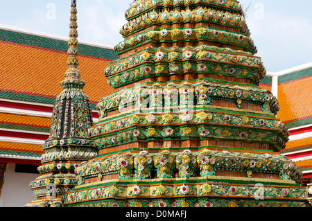 Chinesisches Porzellanfliesen schmücken die Fassade von einem riesigen Chedi auf dem Gelände des Wat Pho Tempel Bangkok Stockfoto