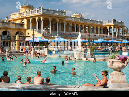 Szechenyi Bäder in Budapest, die Hauptstadt von Ungarn. Stockfoto