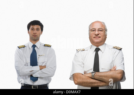 Nahaufnahme der beiden Piloten lächelnd mit ihre Arme verschränkt Stockfoto