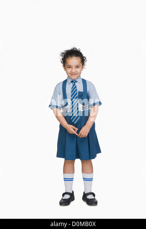 Porträt einer Schülerin Schulmädchen Uniform tragen und lächelnd Stockfoto