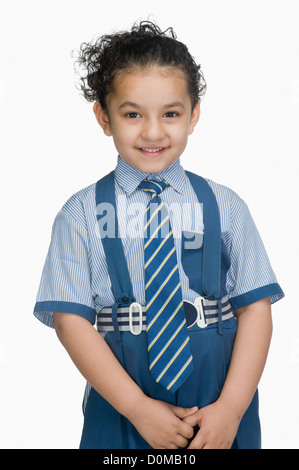 Porträt einer Schülerin Schulmädchen Uniform tragen und lächelnd Stockfoto