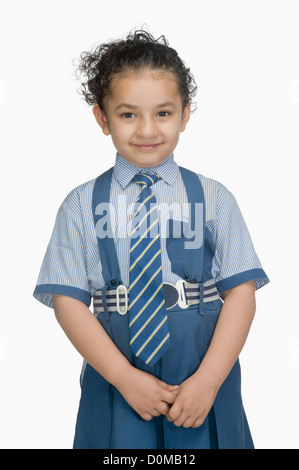Porträt einer Schülerin Schulmädchen Uniform tragen und lächelnd Stockfoto