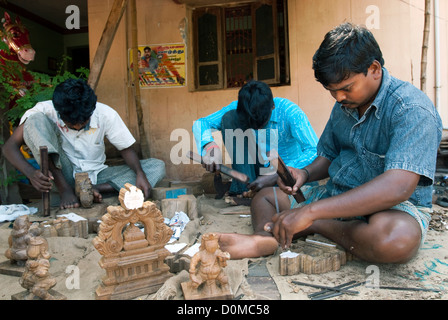 Holzschnitzer bei der Arbeit in Karaikudi, Tamil Nadu, Indien Stockfoto