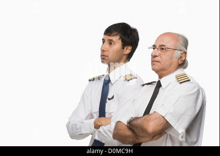 Nahaufnahme von zwei Piloten mit ihren verschränkten Armen Stockfoto