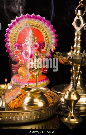 Diwali Thali vor ein Idol von Lord Ganesha Stockfoto