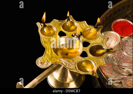 Nahaufnahme einer Diwali Öllampe neben einem Diwali Pooja thali Stockfoto
