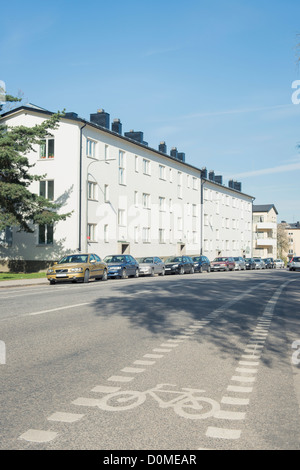 Autos parken vor Wohnblock Stockfoto