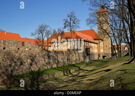 Eine original alte Rathaus und Kreuzritterburg in Szczytno, Polen. Stockfoto