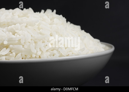 Portion Reis in eine Schüssel weiß Stockfoto
