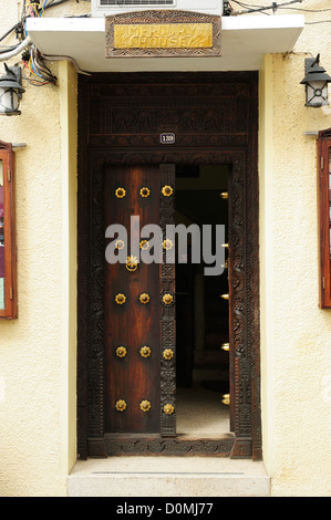 Eingang zum Merkur Haus, Geburtsort von Freddy Mercury, in Stone Town, Sansibar, Tansania, Ostafrika Stockfoto