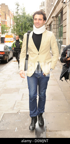 Darius Campbell aka Darius Danesh kommt im Radio 2 Studios tragen einer Halskrause. Die schottische Sängerin war der Passagier in Stockfoto