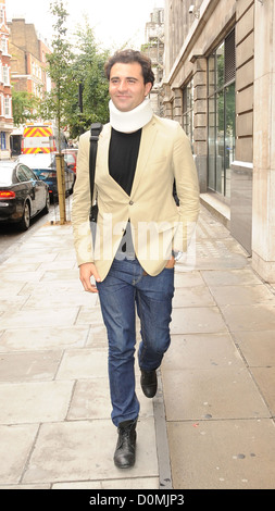 Darius Campbell aka Darius Danesh kommt im Radio 2 Studios tragen einer Halskrause. Die schottische Sängerin war der Passagier in Stockfoto