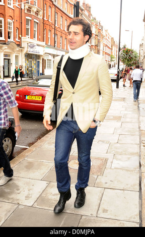 Darius Campbell aka Darius Danesh kommt im Radio 2 Studios tragen einer Halskrause. Die schottische Sängerin war der Passagier in Stockfoto