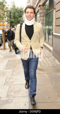 Darius Campbell aka Darius Danesh kommt im Radio 2 Studios tragen einer Halskrause. Die schottische Sängerin war der Passagier in Stockfoto