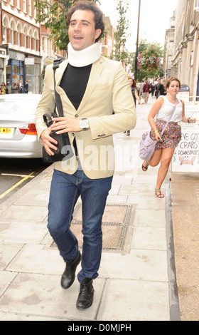 Darius Campbell aka Darius Danesh kommt im Radio 2 Studios tragen einer Halskrause. Die schottische Sängerin war der Passagier in Stockfoto