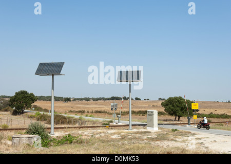 Zwei Solarzellen Stromversorgung eine automatische Eisenbahn-Kreuzung, Alentejo, Portugal Stockfoto