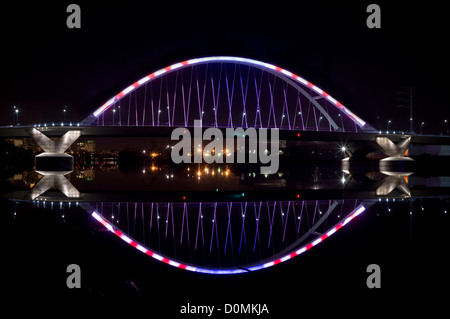 Lowry Avenue oder County Highway 153 Brücke über Mississippi River im Nordosten Minneapolis nachts beleuchtet Stockfoto