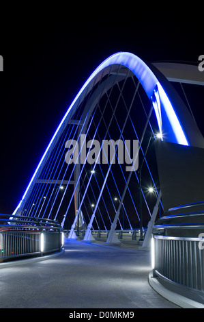 lowry avenue or county highway 153 bridge deck and walkway illuminated at night in northeast minneapolis minnesota Stockfoto