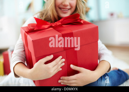 Nahaufnahme von Mädchen mit großen roten Geschenkbox Stockfoto