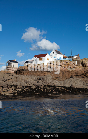 Fischerhäuser an Bord gegen Stürme auf Ecrehous Insel Jersey, Kanalinseln, UK Stockfoto