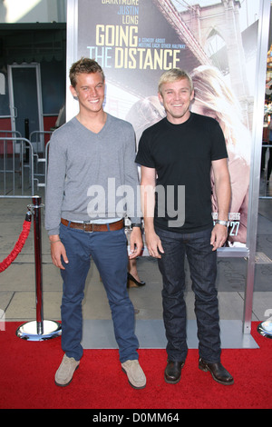 Rick Schroder mit Sohn Lukas Schroder Los Angeles Premiere von "Going the Distance" statt, bei der Graumans Chinese Theatre - Stockfoto