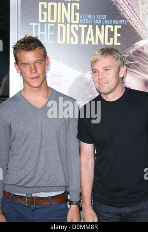 Rick Schroder mit Sohn Lukas Schroder Los Angeles Premiere von "Going the Distance" statt, bei der Graumans Chinese Theatre - Stockfoto