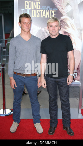 Rick Schroder mit Sohn Lukas Schroder Los Angeles Premiere von "Going the Distance" statt, bei der Graumans Chinese Theatre - Stockfoto