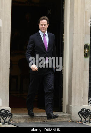 NICK CLEGG britische VIZEPREMIERMINISTER verlassen DOWNING STREET LONDON ENGLAND UK 28. November 2012 Stockfoto