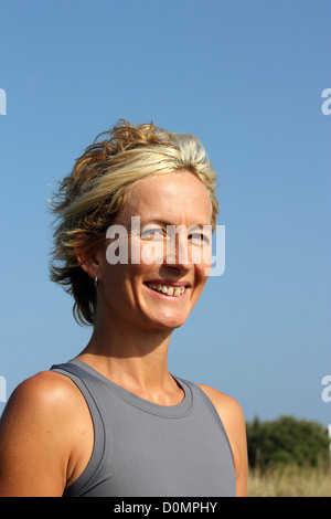 Bildnis einer blonden Frau im Freien. Stockfoto