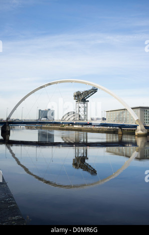 Blick entlang Fluss Clyde in Richtung Bogen Brücke oder Squinty Brücke genannt lokal gegenüber dem SECC in Glasgow