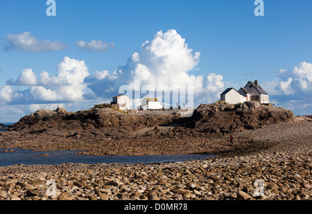 Fischerhäuser mit Leuten auf Skyline auf Ecrehous Insel Jersey, Kanalinseln, UK Stockfoto