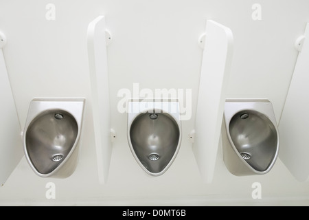 Moderne Edelstahl Urinale in Herren-WC Stockfoto