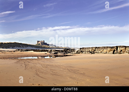 Strand unter Bamborough Castle. Northumberland Stockfoto