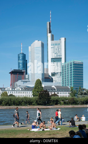 Skyline von finanziellen Bezirk Frankfurt und riverside Park im Sommer Deutschland Stockfoto