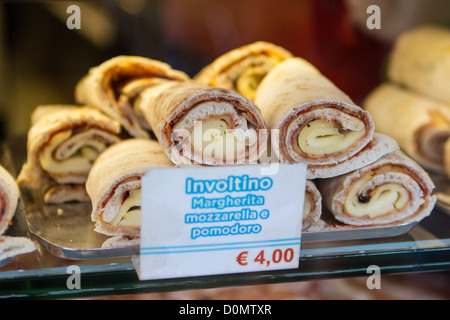 Italienische Snacks auf dem Display zum Verkauf an Bäckerei Schaufenster. Venedig Italien Stockfoto