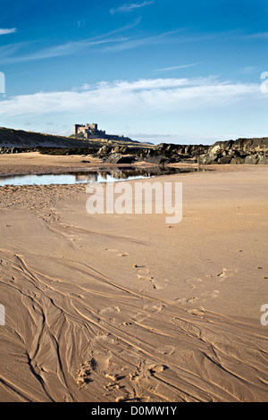 Strand unter Bamborough Castle. Northumberland Stockfoto