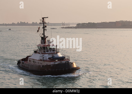 Schlepper auf dem Canal Grande in Venedig Stockfoto