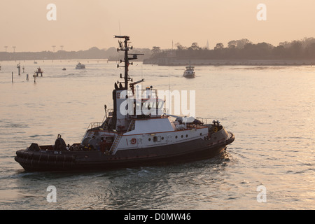 Schlepper auf dem Canal Grande in Venedig Stockfoto