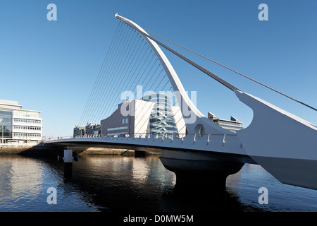 Irland Dublin Fluss Liffey Samuel Beckett Bridge Dublin Docklands Architekt Santiago Calatrava eröffnet 10. Dezember 2009 Stockfoto
