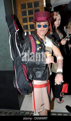 Adam Ant at the Ivy mit neuen Tattoos am Arm durch Klarsichtfolie London, England - 01.09.10 geschützt Stockfoto