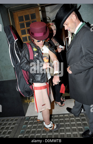 Adam Ant at the Ivy mit neuen Tattoos am Arm durch Klarsichtfolie London, England - 01.09.10 geschützt Stockfoto