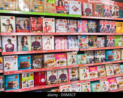 Koch-Bücher auf dem Display an eine britische Supermarktkette Stockfoto