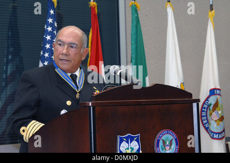 PETERSON AIR FORCE BASE, Colorado - ADM Mariano Saynez, Secretary Of The Navy, Mexico, gibt ein Abschied an Mitglieder von NORA Stockfoto