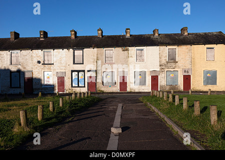 Reihenhäuser mit Brettern vernagelt und warten auf Abbruch, Burnley, England, UK Stockfoto