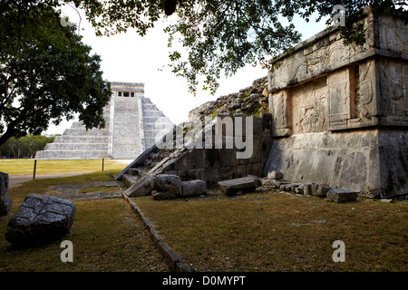 Eine Seite der Plataforma De Venus mit dem Tempel des Kukulcan im Hintergrund. Chichen Itza, Yucatan, Mexiko Stockfoto