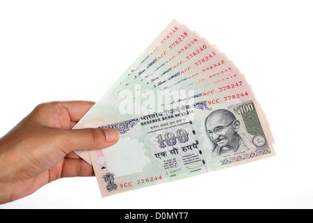 Hand mit hundert indische Rupie Noten auf weißem Hintergrund Stockfoto