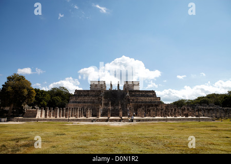 Tempel der Krieger (Templo de Los Guerreros) & Gruppe der Tausend Säulen (Grupo de Las Mil Columnas) Chichen Itza Mexico Stockfoto