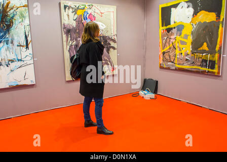 Paris, Frankreich, alleinstehende Frau ALLEIN im Haus, Besuch in der Amateur Art Show, „Art en Capital“, „Salon des Artistes Francais“ im Grand Palais, Blick auf das Museum für moderne Gemälde, Avantgarde paris, Menschen, die Kunst in der Kunstgalerie betrachten Stockfoto