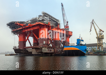 Bei einem Gewicht von 12 tausend Tonnen zog Bohrinsel aus dem Wasser auf einem speziellen Lastkahn, die Unterwasser-Teil reparieren zu können. Stockfoto